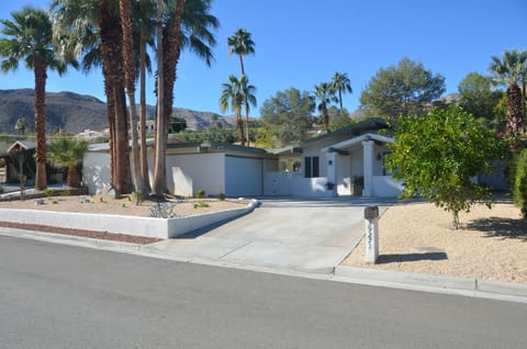 Welcome to our little piece of Paradies  The new front yard circa 2016