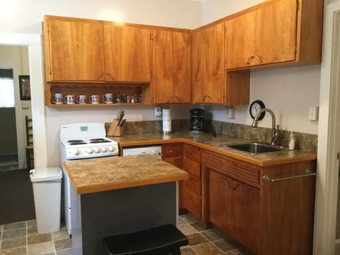 Very clean and compact kitchen.