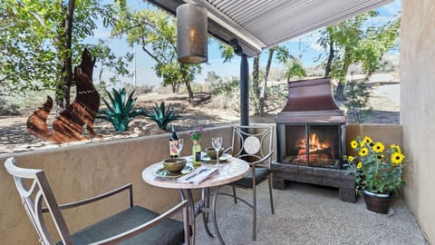 Love Shack Patio & Propane Fireplace 