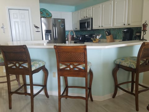 Additional seating for four at the adjacent bar