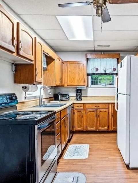 Downstairs kitchen/ fully stocked/ large fridge for large groups.