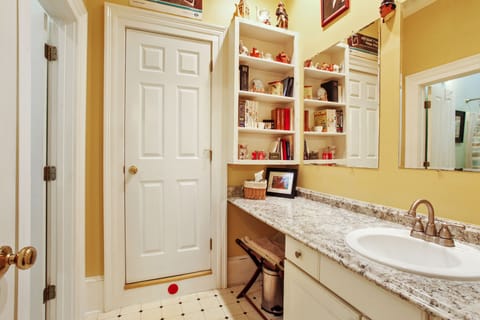 Hail Brittania Suite bathroom