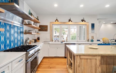 Thermodor Gas Range. Windows to Private Side Screened Porch.