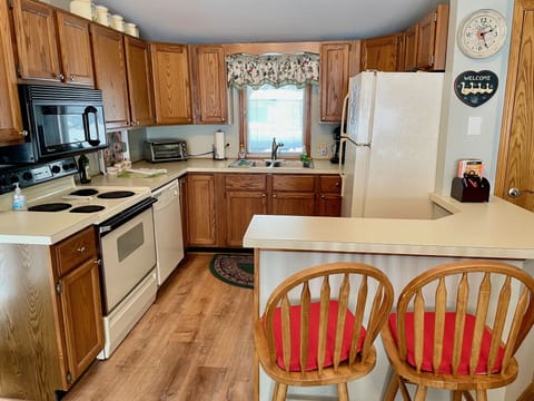 A dining counter so you can chat with the chef while making your meals. 👩‍🍳