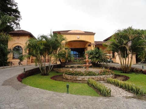 Valle Escondido Resort Club House
