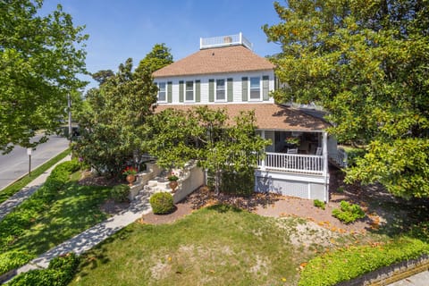 Welcome to 31 Olive Ave! Great Location: Right on the Corner of 1st St and Olive 2nd Beach Block.