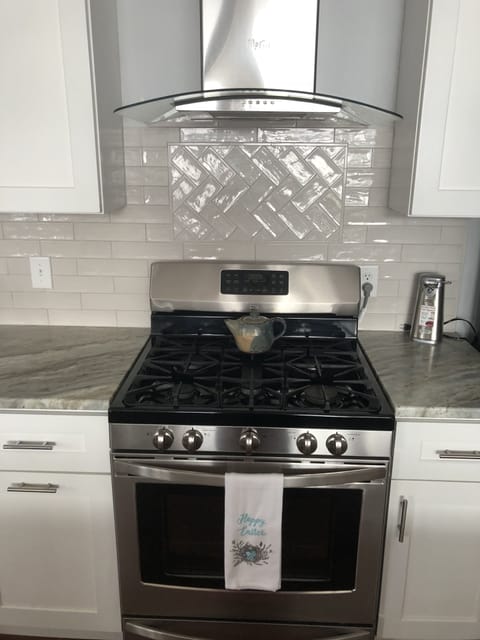 Gas oven/stove with backsplash in kitchen