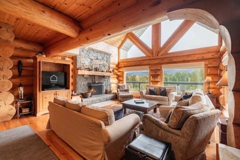 Living area: Wood burning fireplace, TV, mountain and forest views