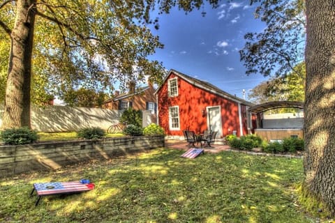 Large lovely backyard with privacy fence to relax with your traveling companions