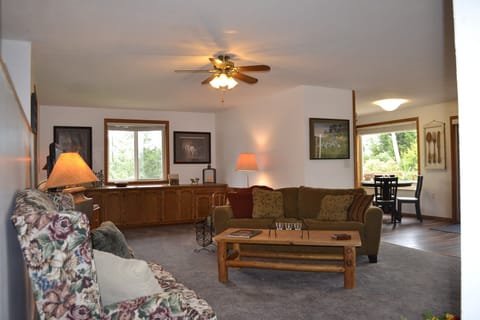 Living room, with fireplace, TV and several seats/chairs
