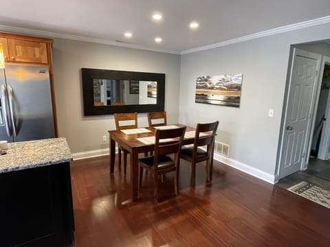 Dining area for 6 (2 additional chairs in closet)