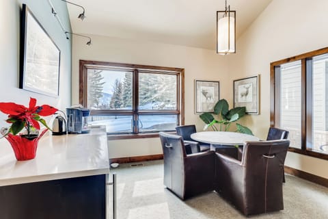 05 Ridgepoint Lobby And Hot Tub