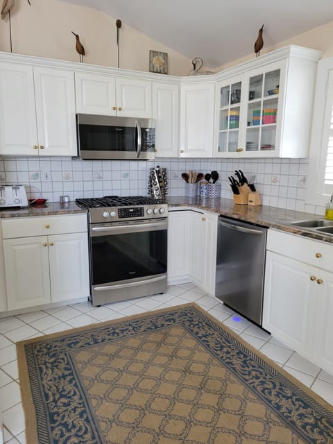Kitchen with Dishwasher, Gas stove/oven