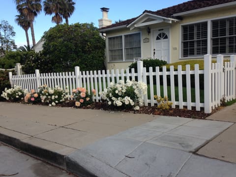 Beach Cottage in La Jolla, California. 3 blocks walk to the beach
