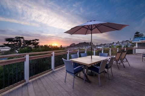 This great Morro Bay Heights Home enjoys amazing ocean and rock views