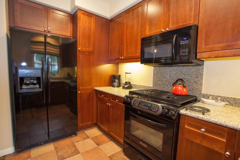 Gourmet Kitchen. Granite counters, gas stove, icemaker.