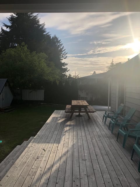 Large, sunny deck for dinners on the patio