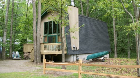 Snug location, minutes to ski / golf centers,  both villages beaches & trails!