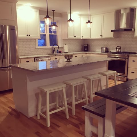 Just love this kitchen.