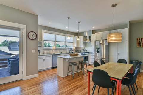 Bright, modern kitchen with cozy dining area, ideal for family and entertaining