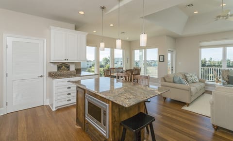 ISLAND COUNTER THAT SEATS FIVE