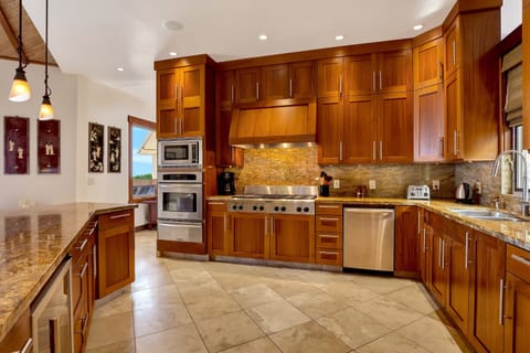 8 burner gas stove, zero clearance fridge,  walk in pantry