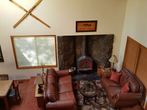 Great room with vaulted ceiling and leather furniture