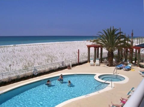 The Diamond at the Pearl! Beautiful Pool and Hot Tub......Heated and Open!!