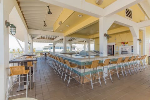 Pointe West Beach Club - Lounge