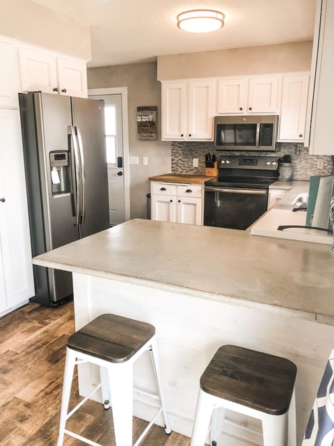 Kitchen & Breakfast bar 