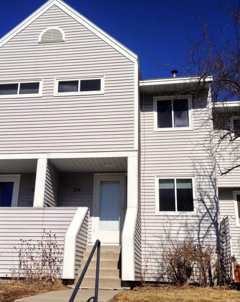 Front, private entrance w. terrance