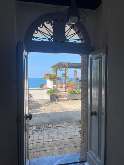 This way to the beach 