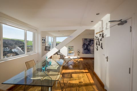 Trethoway, Port Isaac. Second floor: Light illuminates the space with ease