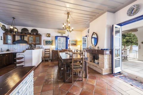 fully equipped kitchen and dinning area 