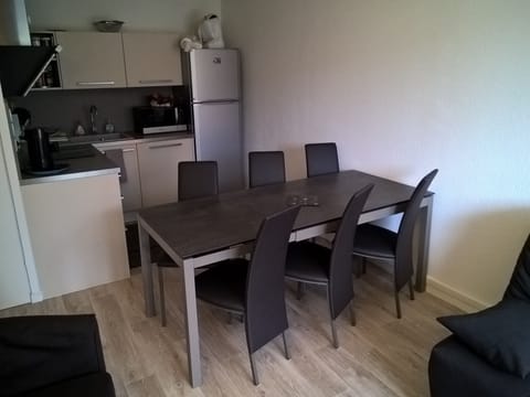 table extended into 6/7 seats, very easy to use