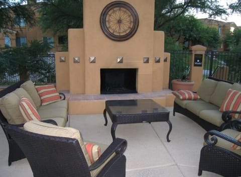 Oudoor Living Room w/fireplace