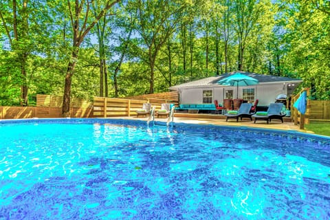 Pool ONLY open last weekend of Apr - Sep, HotTub open all year.