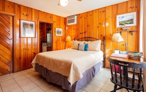 The Romantic River Oak Cabin.  New Queen bed and bedding. Knotty pine.