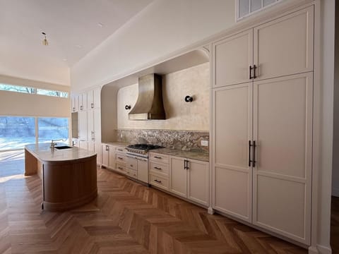 Chef’s kitchen: Lacanche stove, 11” Island, wine fridge, sliding doors to BBQ