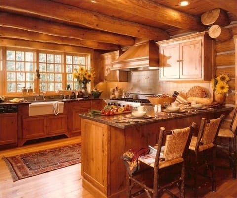 Fully equipped kirchen, Viking range, granite counters and top appliances.