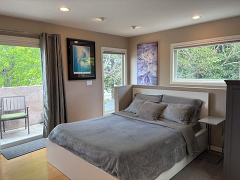 Tempur-Pedic memory form mattress and a variety of pillows to suit your needs.