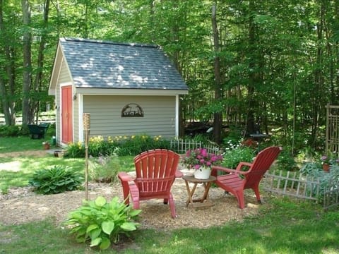 Restful Wooded Garden at Maple Woods
