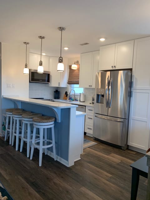 Open plan living - clean and new!