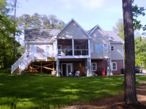 Beautiful New 5 bedroom waterfront home!   Sleeps 12