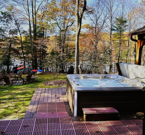 GETAWAY!  RELAX!  Go Kayaking! Private Hot Tub.  Romantic Cozy Lakefront  Cabin