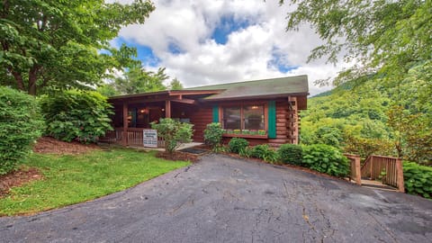 Don't be deceived,  3Bdr, 3 full bath 2100 sq ft, overlooking the Mountains!