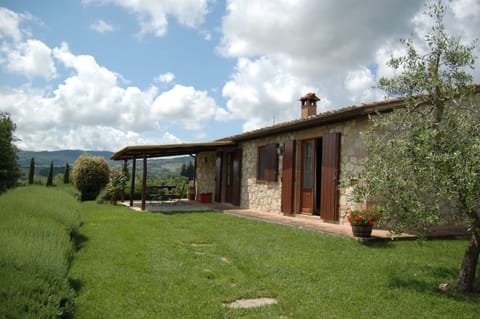 Comfortable living in this 3 bedroom 2 bath villa on a single level.