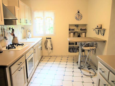KITCHEN – Fully equipped with quality items & breakfast nook