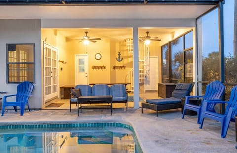 Pool lanai-circular staircase to balcony with ocean views (inside stairs too).
