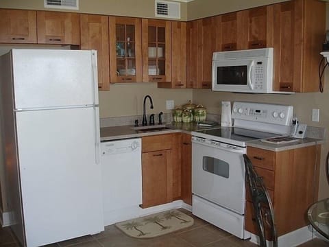 Fully equipped kitchen.Dishwasher,full-size stove,ice-maker & dining table four.